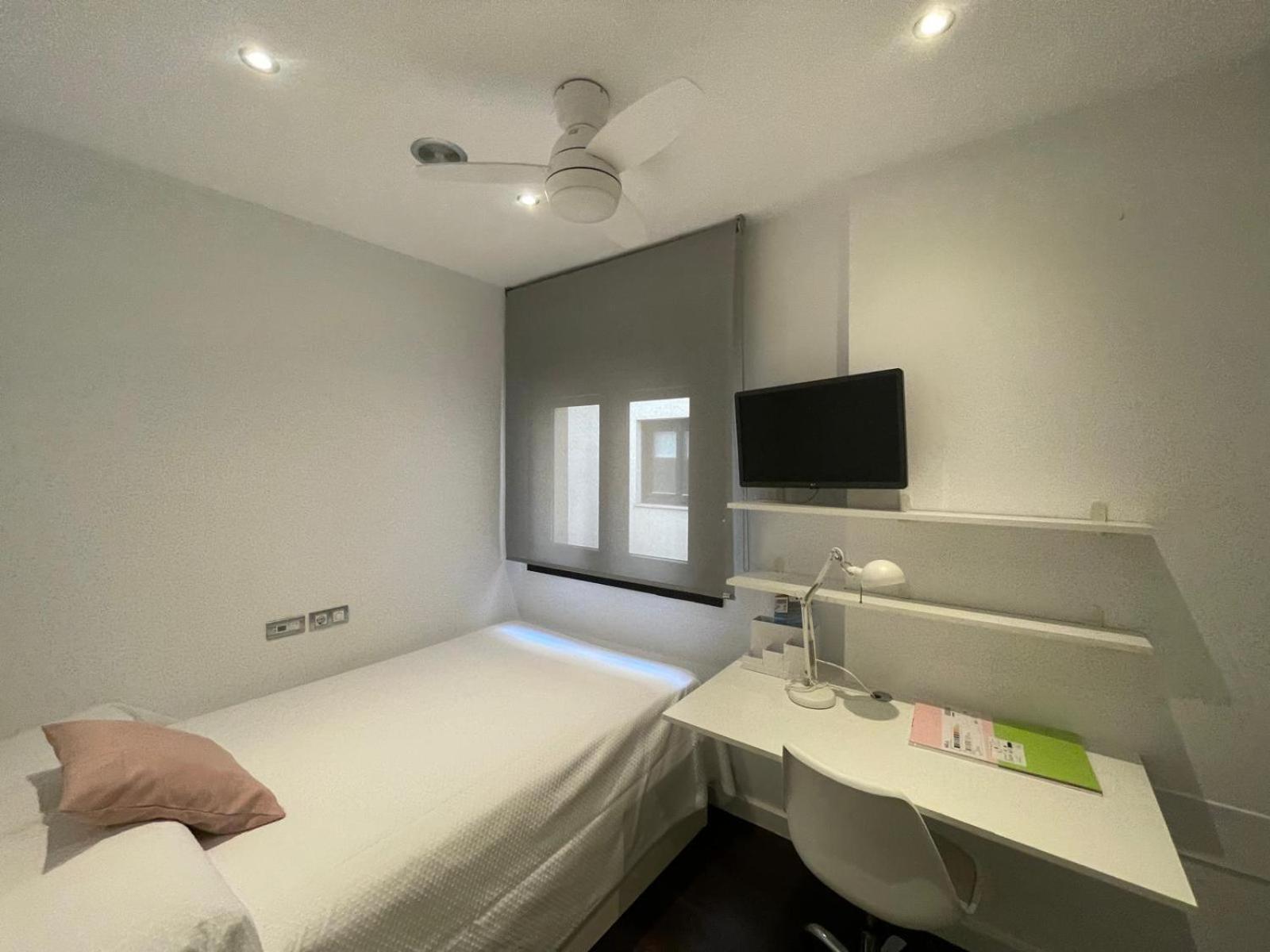 Moderno Apartamento Con Plaza De Garaje En Pleno Centro De Almería Exterior photo